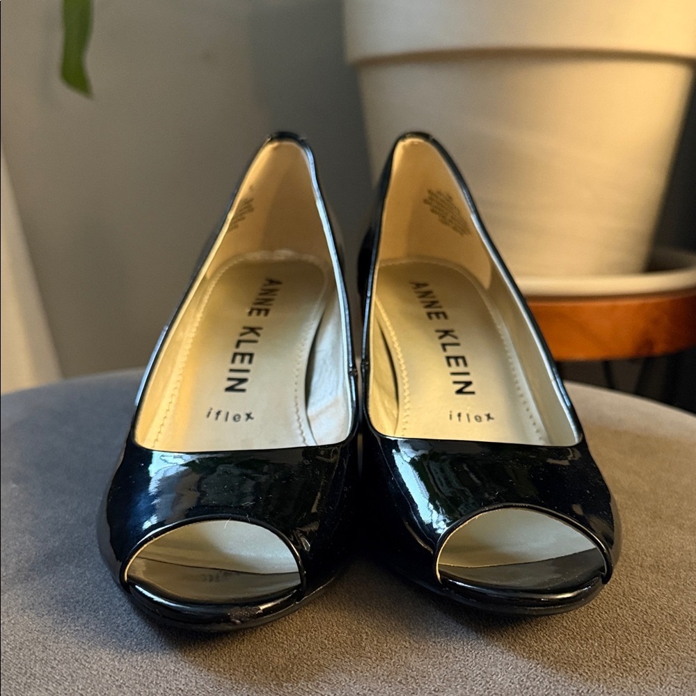 Anne Klein Meredith Black Patent Peep-Toe Block Heels size 7.5 Classic Preppy - Picture 4 of 8